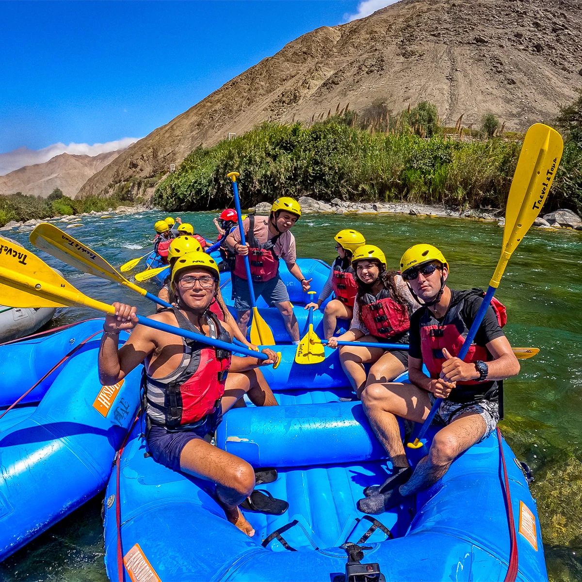 Personas practicando canotaje en el río Cañete