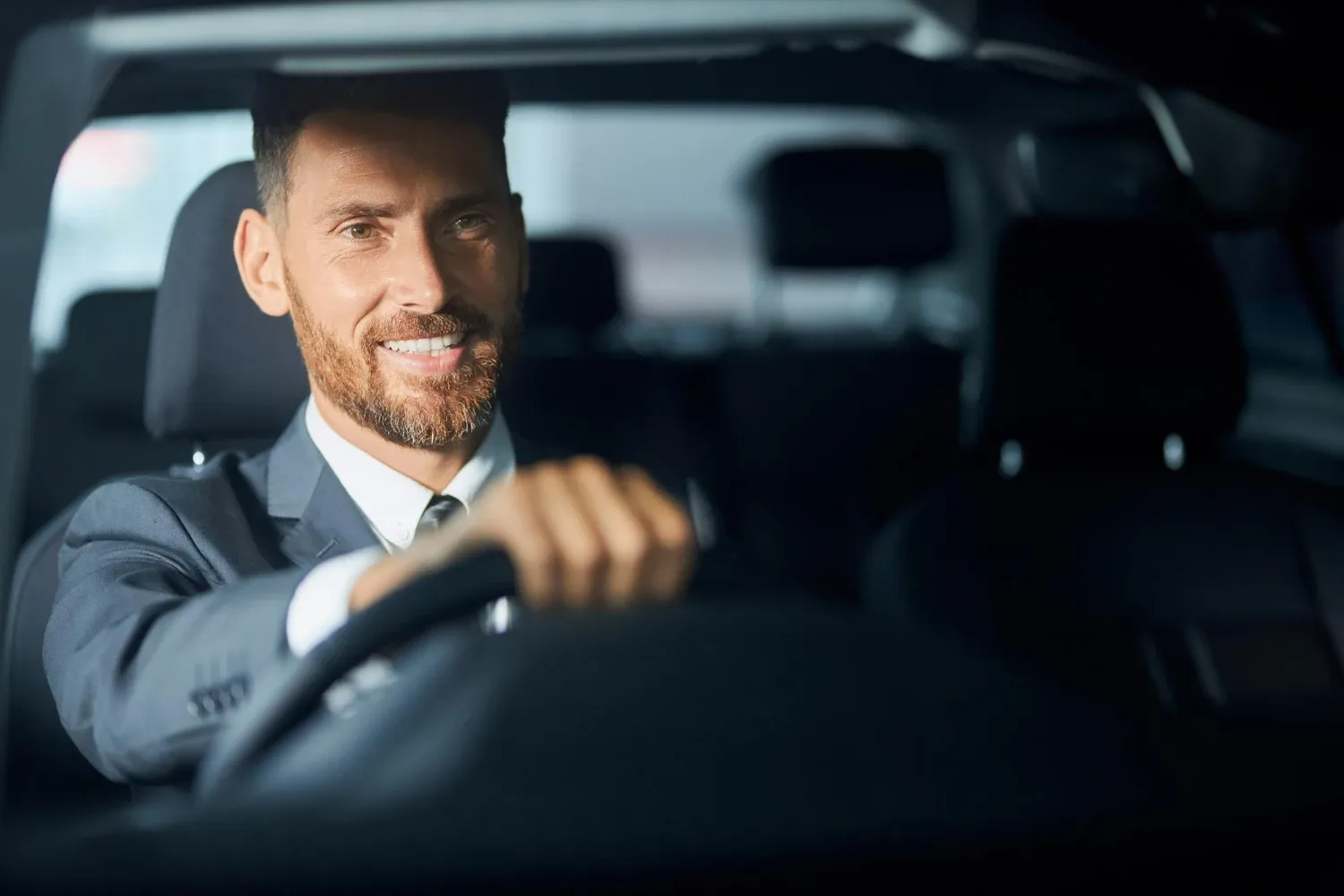 Conductor de reemplazo esperando a un pasajero fuera de un evento