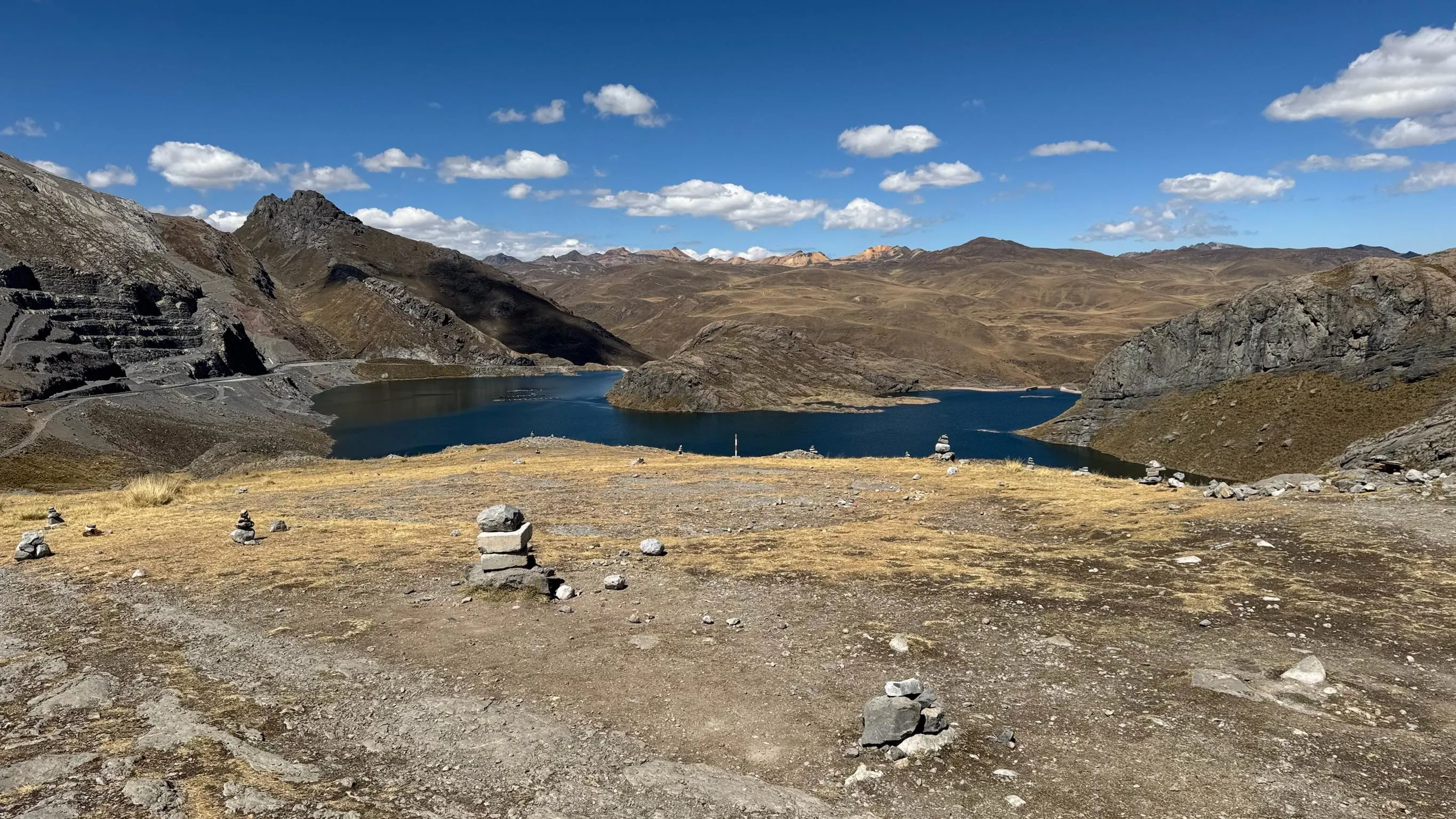 Laguna turquesa en la Cordillera de la Viuda