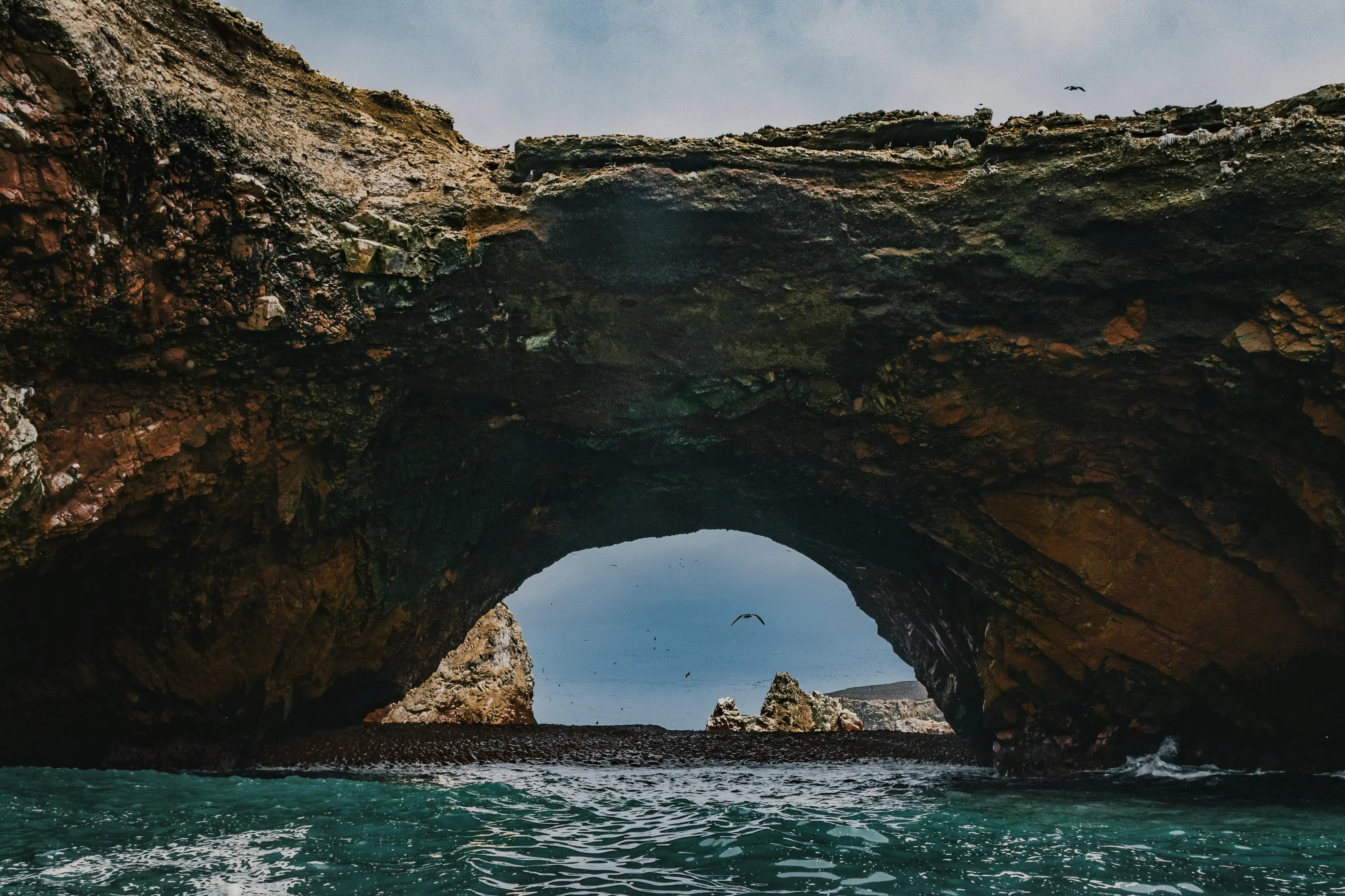 Deslizador recorriendo las Islas Ballestas en Paracas